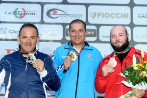 L’Italien Pelliello (argent), le Slovaque Varga (or) et Maxime Mottet (bronze) (de g. à dr.) sur le podium. Photo ISSF.